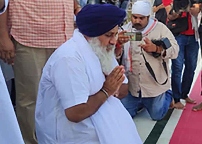 ਸ਼੍ਰੋਮਣੀ ਅਕਾਲੀ ਦਲ ਪ੍ਰਧਾਨ ਸੁਖਬੀਰ ਸਿੰਘ ਬਾਦਲ ਤਨਖ਼ਾਹੀਆ ਕਰਾਰ ਦਿਤੇ ਜਾਣ ਤੋਂ ਬਾਅਦ ਅੱਜ ਸ਼੍ਰੀ ਅਕਾਲ ਤਖ਼ਤ ਸਾਹਿਬ ‘ਤੇ ਪੇਸ਼ ਹੋਏ।